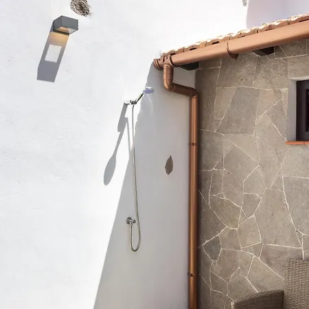 Alpesi faház Home2book Rustic Stone Haven With Terrace