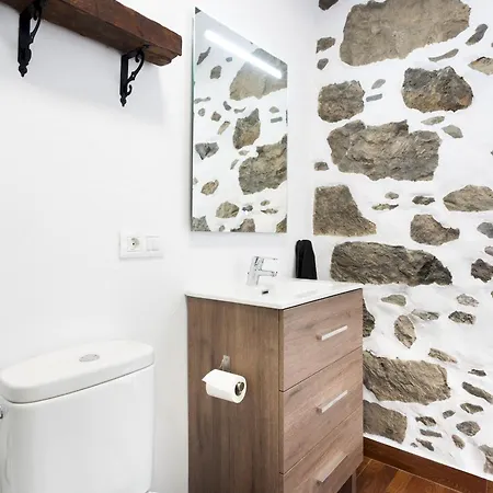 Alpesi faház Home2book Rustic Stone Haven With Terrace