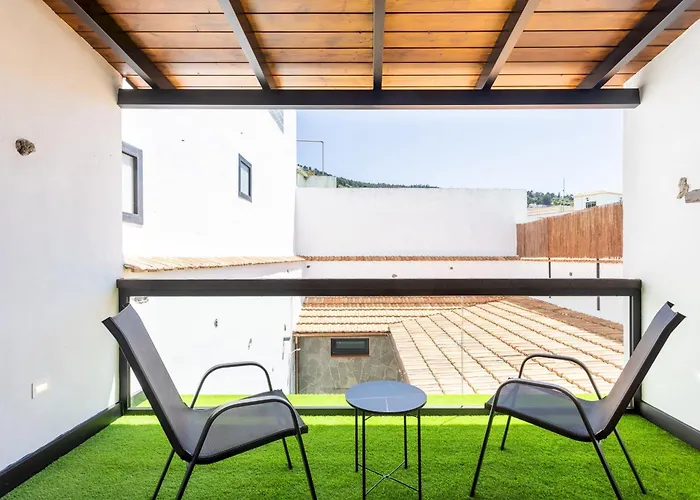 Domek alpejski Home2book Rustic Stone Haven With Terrace *