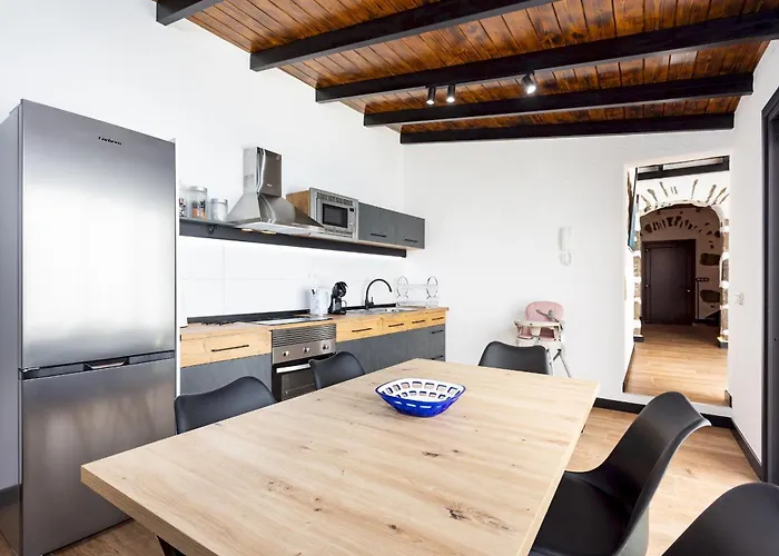 Home2book Rustic Stone Haven With Terrace Domek alpejski *